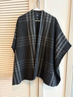 GAP Gray and Black Striped Poncho * Sz. M/L